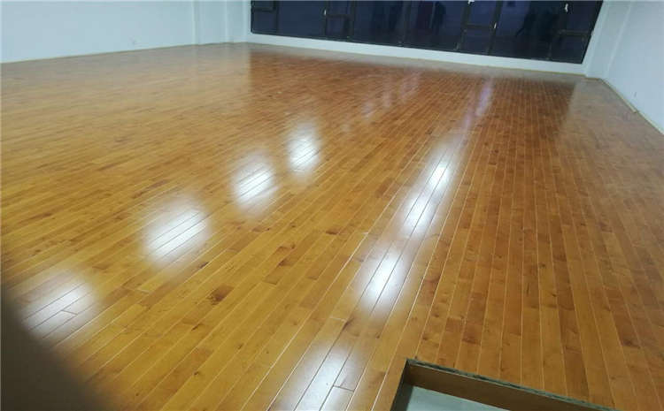 22厚羽毛球館木地板造價是的多少?