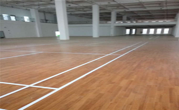 柞木羽毛球館木地板怎么保養?