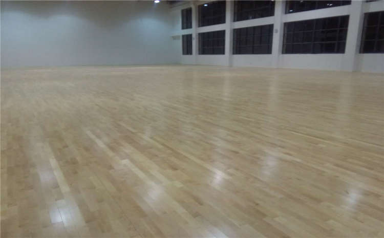 20厚排球館木地板怎么翻新？