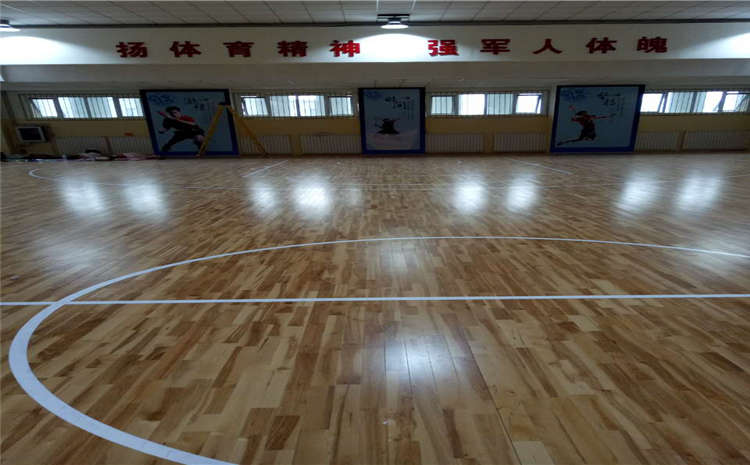俄勒岡松籃球場地木地板怎么翻新?
