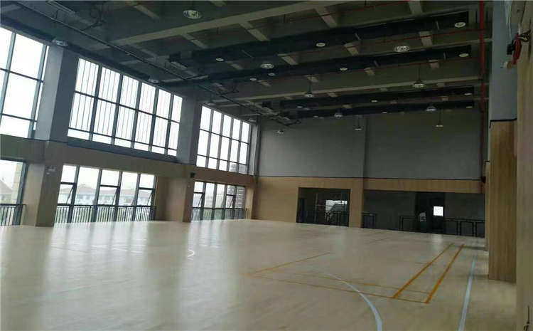 柞木羽毛球館木地板怎么保養?