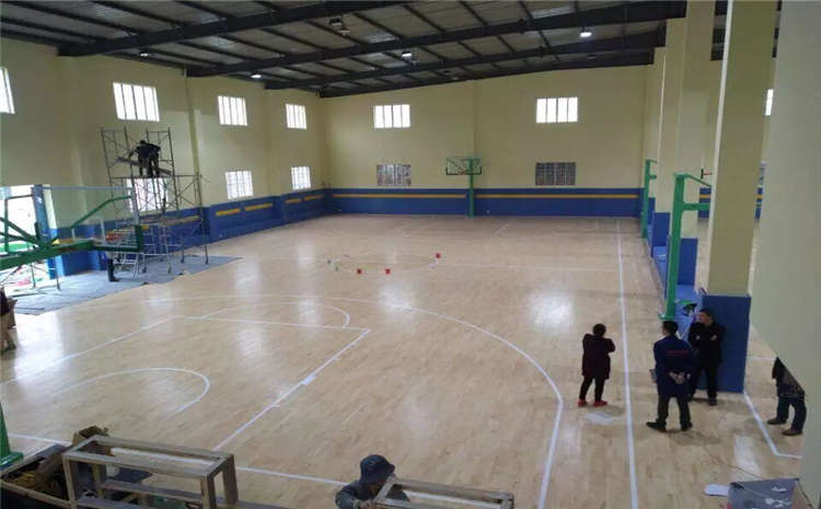 學校籃球運動地板怎么翻新